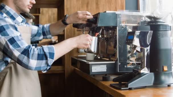 Barista tampan yang menyenangkan membuat kopi — Stok Video