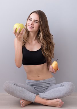 Katta oturan neşeli gülümseyen kadın