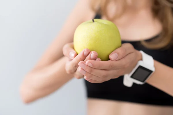 Donna piacevole che tiene una mela — Foto Stock