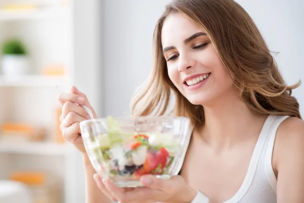 Trevlig glad kvinna äta sallad — Stockfoto