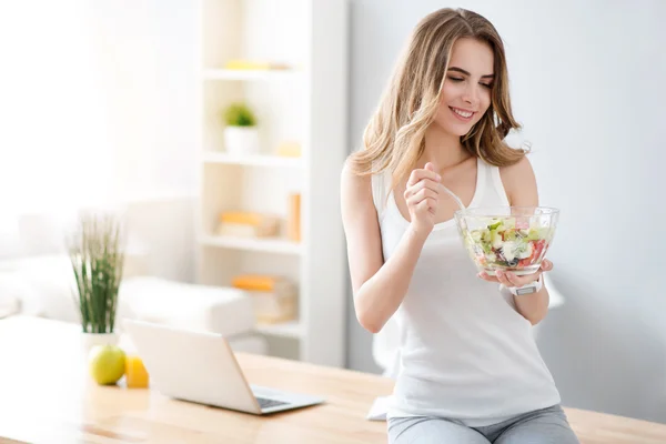 Mulher sorrindo positiva comendo salada — Fotografia de Stock