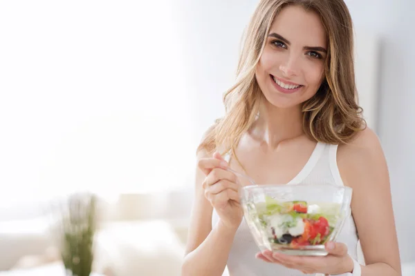 Mulher alegre comendo salada de legumes. — Fotografia de Stock