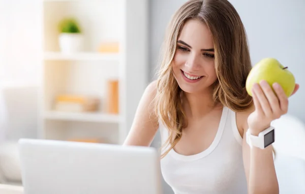 Mujer alegre sentada a la mesa — Foto de Stock