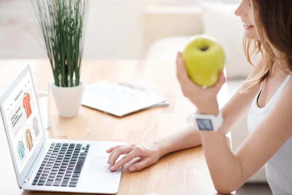 Mujer positiva comiendo manzana —  Fotos de Stock