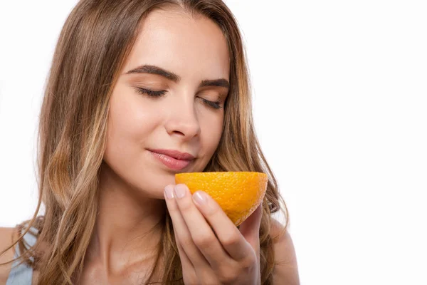 オレンジを保持している喜んでいる女性 — ストック写真