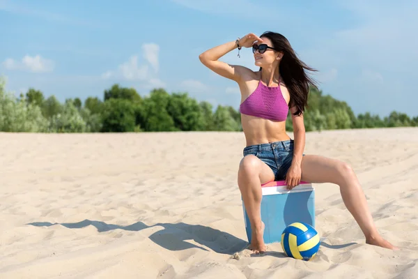 Leuke aangename vrouw zittend op het strand — Stockfoto