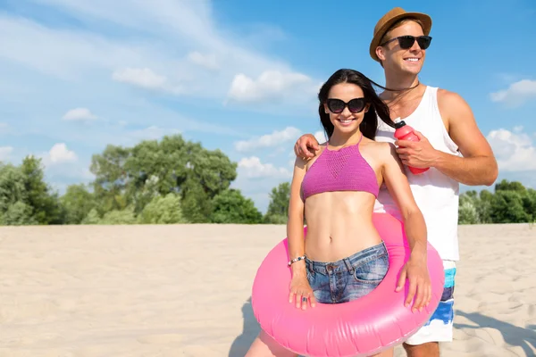 Positief paar met plezier op het strand — Stockfoto