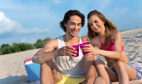 Alegre feliz amigos descansando en la arena — Foto de Stock