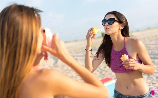 Vrolijke vrouw rusten op het strand — Stockfoto