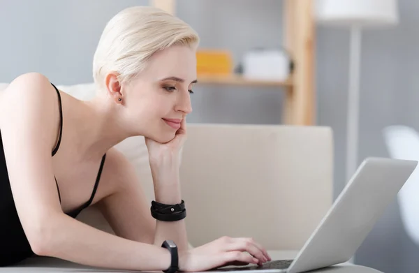 Profiel van:: vrouw die op laptop werkt — Stockfoto