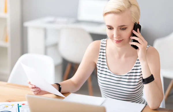 Žena mluví o telefonu a kontrola — Stock fotografie