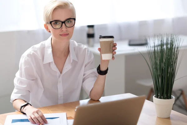 Kvinna med kaffe paus medan du arbetar — Stockfoto