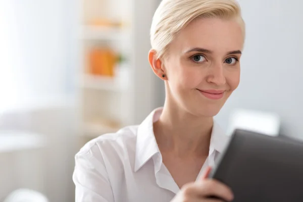 Vrouw met tablet kijken camera — Stockfoto