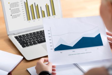 Grafik kağıdına holding eller