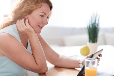 Güzel kadın tablet kullanma memnun