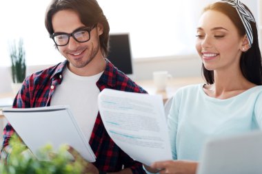 Ofiste çalışan memnun gülümseyen iş arkadaşları