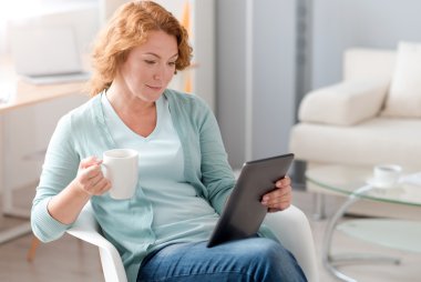 Sandalyede oturan hoş bir Bayan