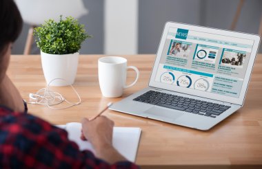 Hoş adam masada çalışma