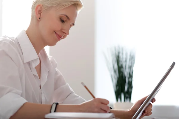 Profile of woman taking notes — Stock Photo, Image
