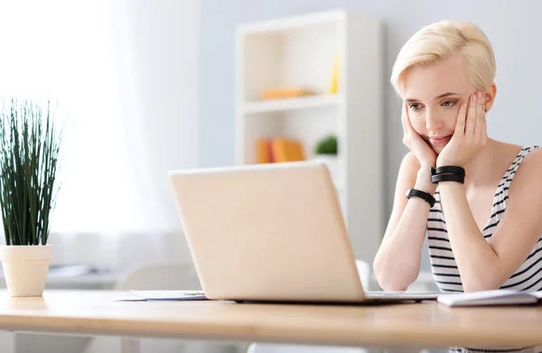Woman chatting on the laptop — Stock Photo, Image