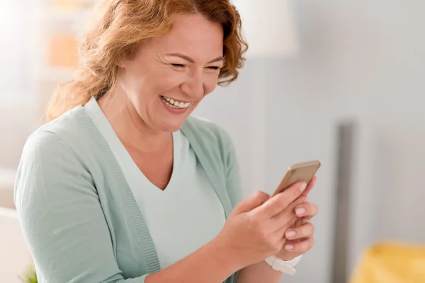 Mujer alegre usando el teléfono celular —  Fotos de Stock