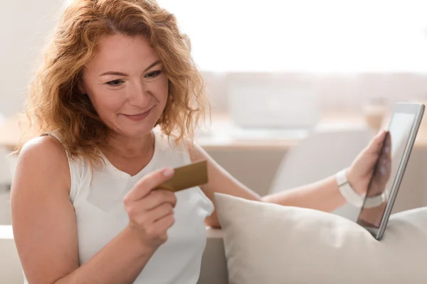 Mujer agradable con tarjeta de crédito —  Fotos de Stock