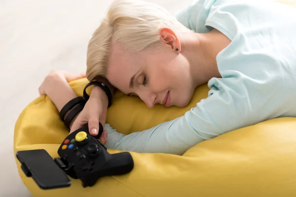 Femme dormant avec contrôleur de jeu — Photo