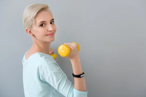 Entrenamiento de mujer enérgica con pesas — Foto de Stock