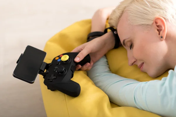 Femme dormir après avoir joué à des jeux — Photo
