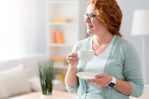 Agradable mujer relajada beber té — Foto de Stock