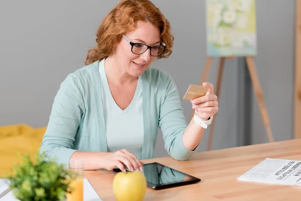 Gladlynt kvinna med kreditkort. — Stockfoto