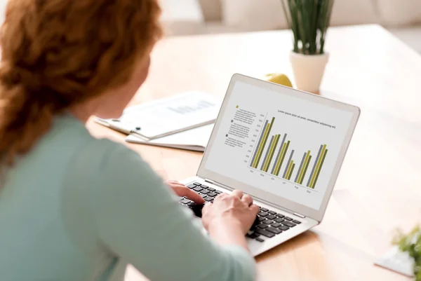 Angenehme involvierte Frau arbeitet am Laptop — Stockfoto