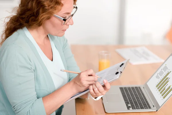 Skoncentrowany kobieta za pomocą laptopa — Zdjęcie stockowe