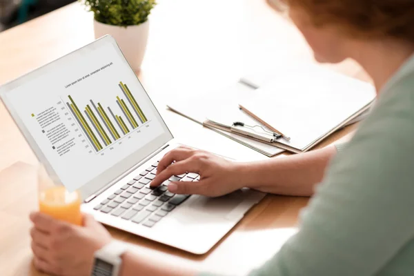 Angenehme Frau mit Laptop — Stockfoto