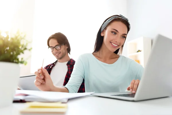 Mulher positiva trabalhando no escritório — Fotografia de Stock