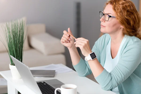 Angenehme nachdenkliche Frau, die arbeitet — Stockfoto