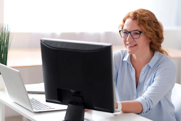 Pozytywne kobieta za pomocą komputera — Zdjęcie stockowe