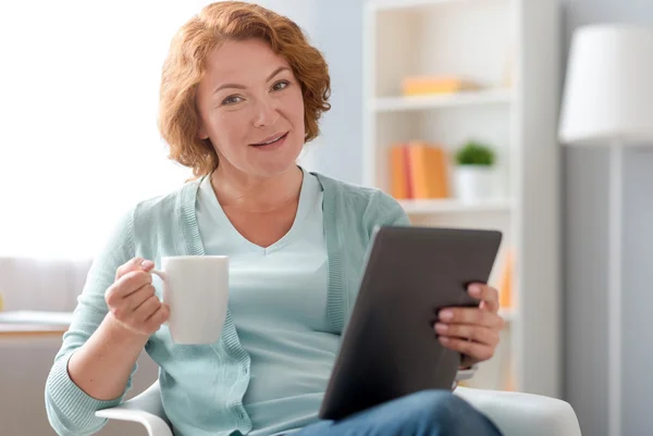 Mujer encantada usando tableta —  Fotos de Stock