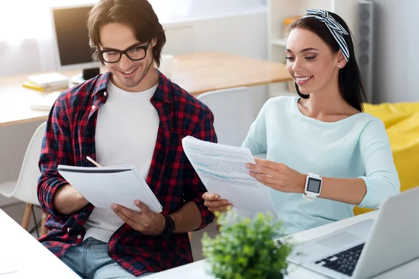 Colegas positivos sentados à mesa — Fotografia de Stock