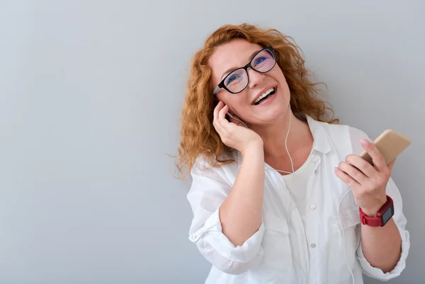 Joyful senior kvinna lyssna på musik — Stockfoto