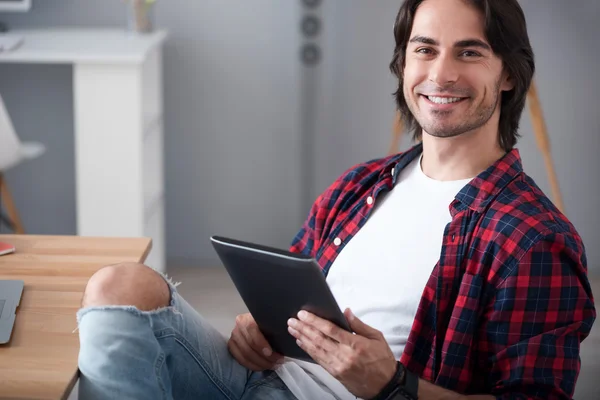 Uomo gioioso utilizzando tablet — Foto Stock