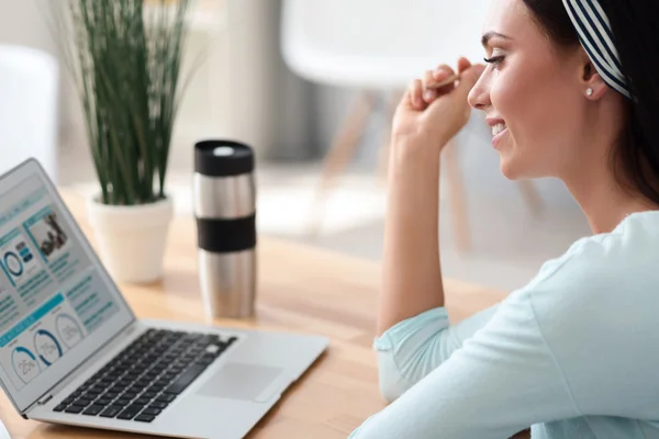 Angenehm lächelnde Frau mit Laptop — Stockfoto