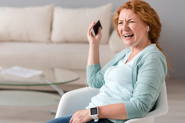 Emotionale Seniorin hört Musik — Stockfoto