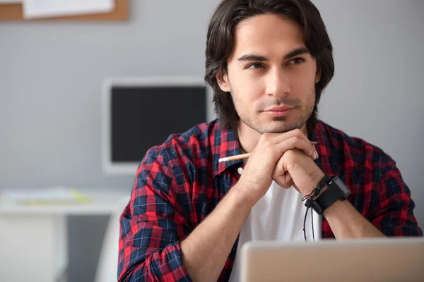 Agradable hombre sentado a la mesa —  Fotos de Stock