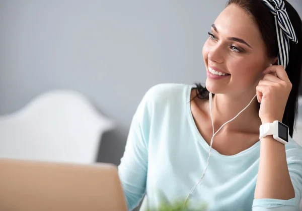 Mujer positiva escuchando música — Foto de Stock