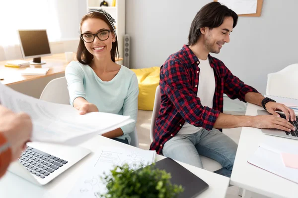 Angenehme Frau, die im Büro arbeitet — Stockfoto