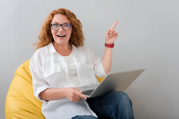 Mujer alegre usando portátil —  Fotos de Stock