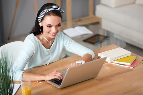 Mujer positiva usando ordenador portátil —  Fotos de Stock