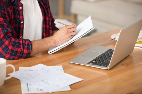 Agradable hombre tomando notas —  Fotos de Stock