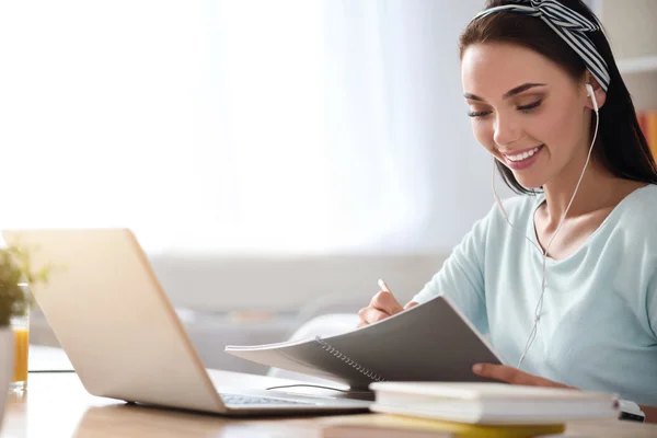 Mujer alegre sentada a la mesa — Foto de Stock